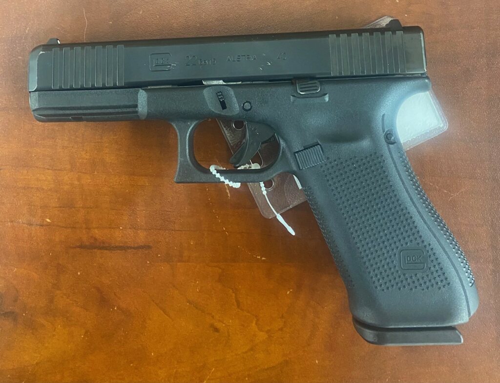 GLOCK G22 G5 40SW 4.49" W/CASE, 2 MAGS Bill's Gun Shop & Range